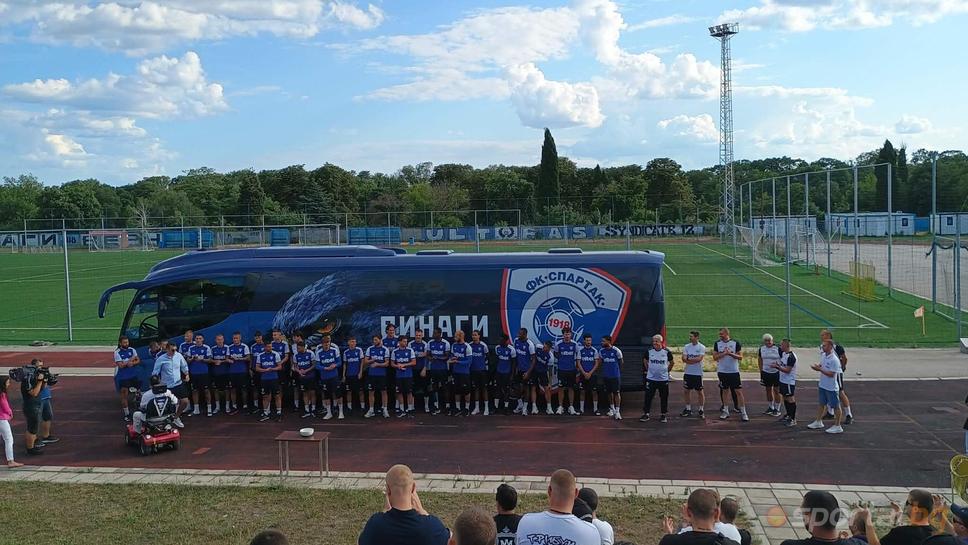 Феновете на Спартак (Вн) подариха автобус на клуба, шофьорът е от времето на Вуцата