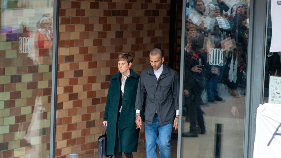 Първа нощ на свобода: Дани Алвеш си поръча цветя и бургери