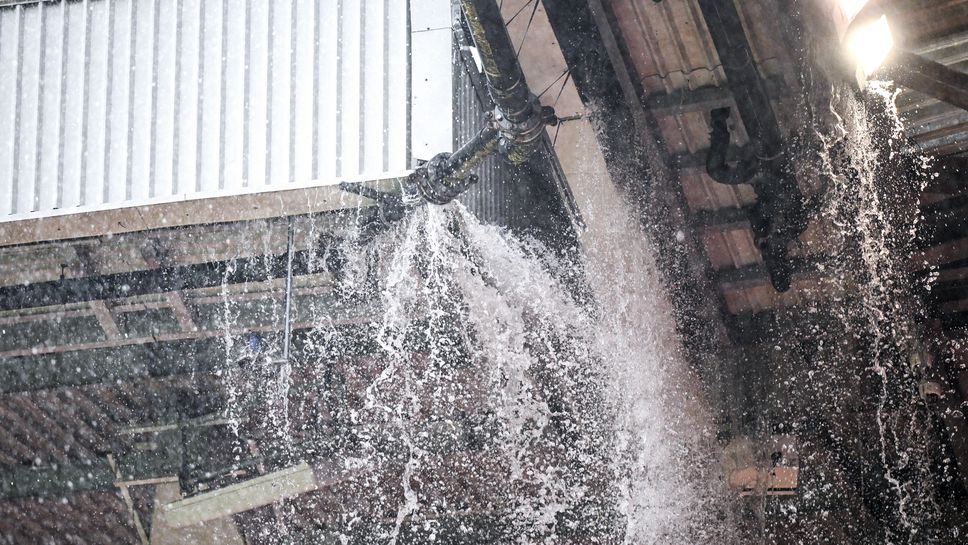 Набързо оправиха “Олд Трафорд” след потопа в неделя