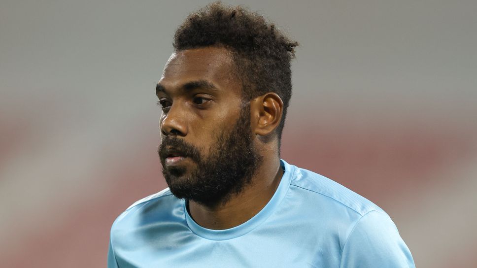 Стражът на Соломонови острови Филип Манго шамари съперник пред погледа на бивш вратар на ЦСКА (видео)