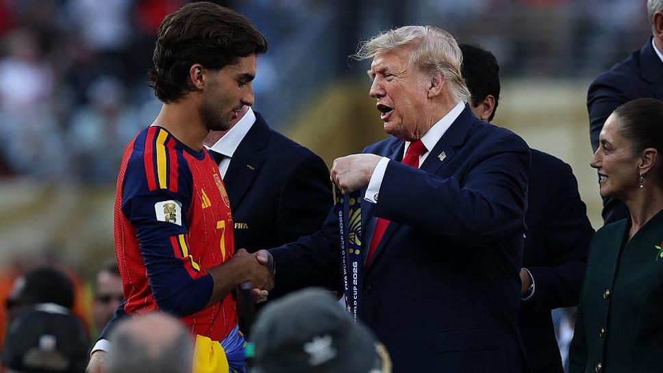 Ето как Тръмп реагира на шапката на Феран Торес с надпис "Маке Spain Great Again"