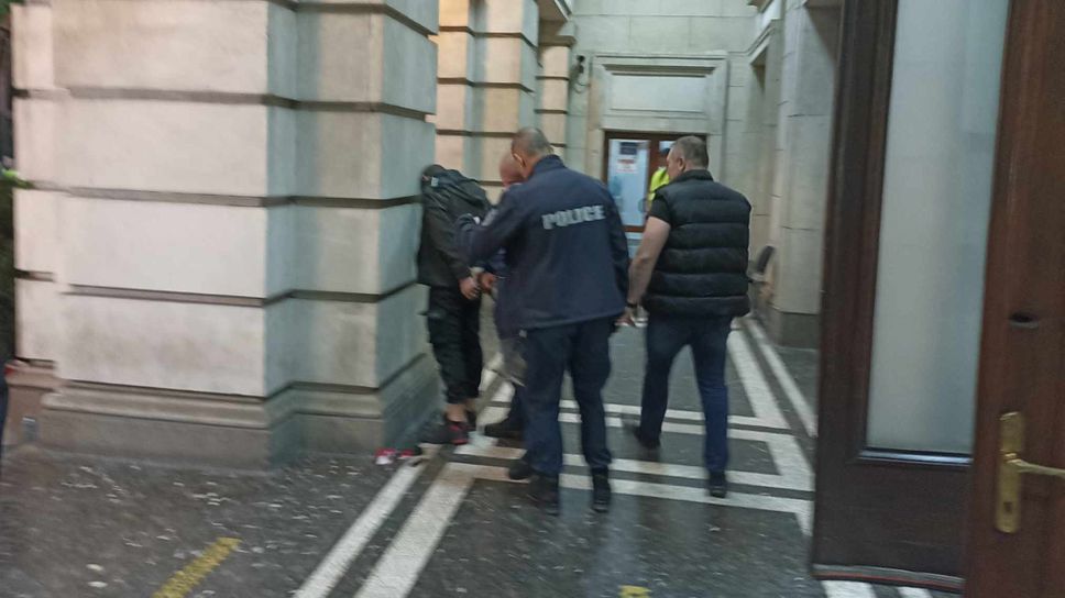 Специални медицински екипи дойдоха, полицията изведе арестувани от централния вход