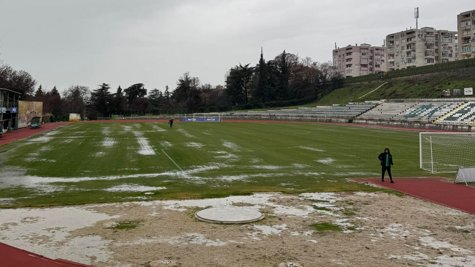Дъжд саботира старта на Втора лига: Отложиха мач, друг закъснява
