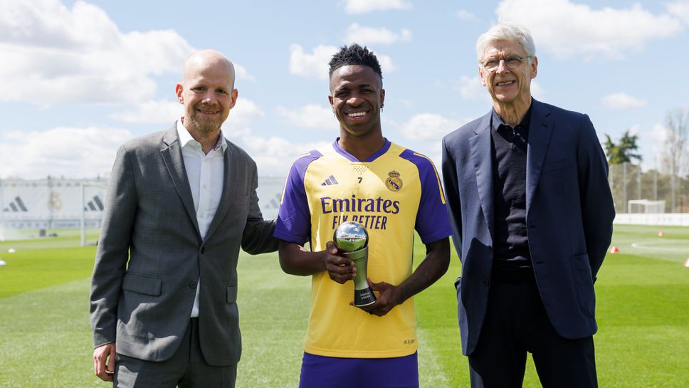 Венгер достави наградите на на ФИФА на Реал Мадрид директно на базата