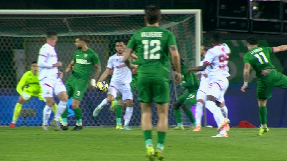 Имаше ли дузпа за Берое при ръката с игра на Лапеня?