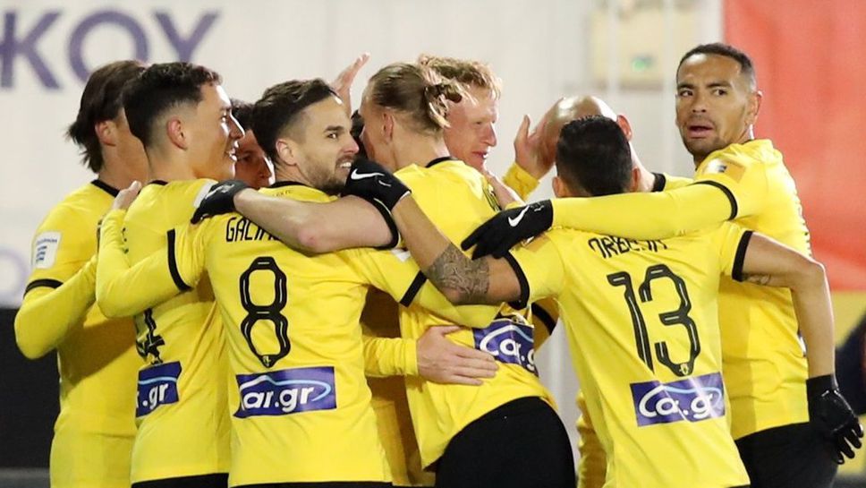 Впечатляващата серия на Саша Илич в Гърция приключи с разгром от АЕК