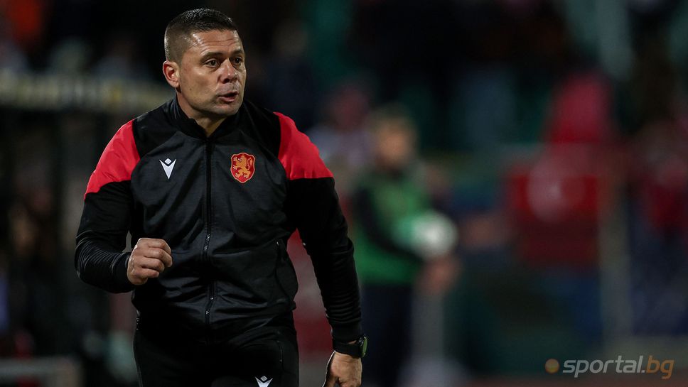 Букет за Сашо Димитров на летището