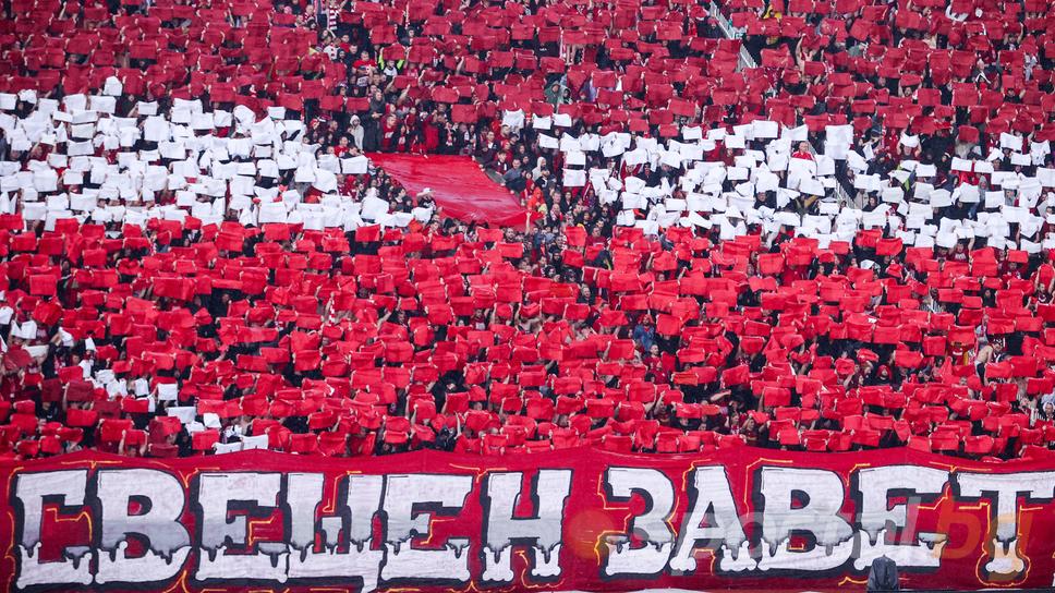 Армейска жар! Чаровна варненка с фен карта на ЦСКА номер 10 000