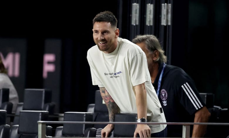Меси гледа от трибуните загуба на Интер 