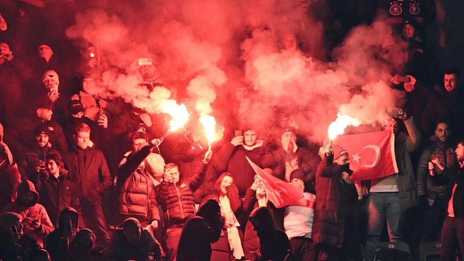Десетки полицаи в Берлин пострадаха при сблъсъци с фенове, празнуващи титлата на Галатасарай