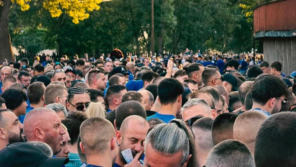 Огромни опашки се извиха пред "Герена" преди двубоя с Кайрат, феновете негодуват