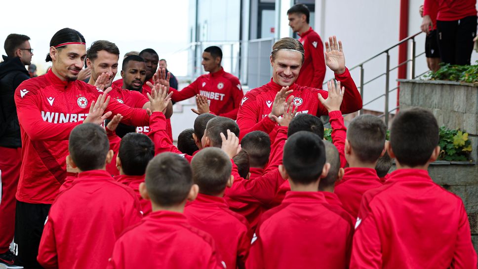 ЦСКА U9 тренира и обядва с първия отбор на "червените" в Панчарево