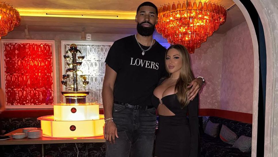 Бившата на Скоти Пипън лъсна без бельо до 20 години по-младото си гадже