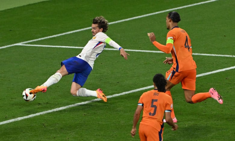 НА ЖИВО С БЛИЦ: Отменен гол на Нидерландия - Франция