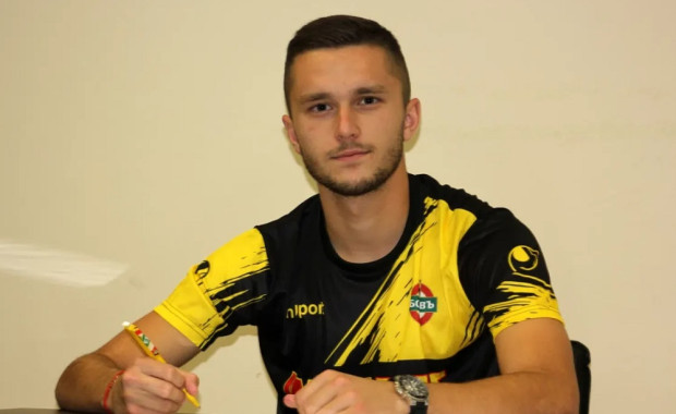 Локо отправи оферти към двама бивши играчи на Ботев?