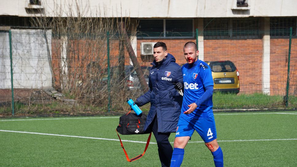 Кръв и нерви в "Овча купел" - полеви играч застана да пази, без да слага вратарска фланелка