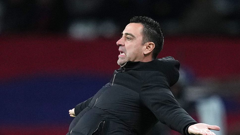 Барселона предлага на Чави нова позиция, но надеждите за старата остават