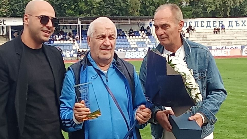 Обичан треньор на "соколите" получи заслужена награда