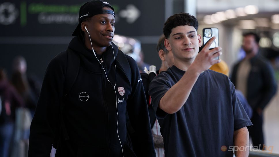 Фенове "нападнаха" играчите на Олимпиакос за снимки и автографи