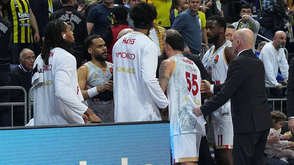 Майк Джеймс се извини публично за спречкването си със съотборника си Ели Окобо