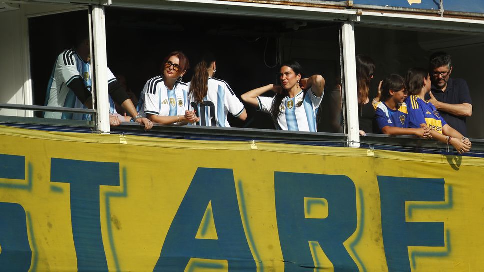 Дуа Липа стана част от магията на “Ла Бомбонера”