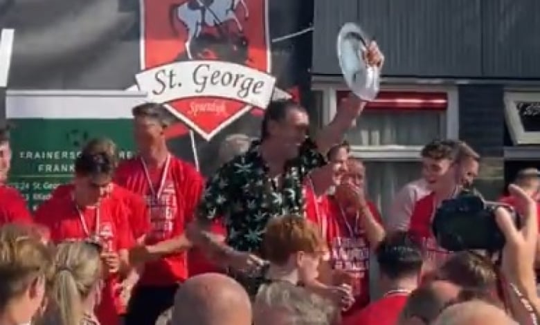 Невиждано! Съдия изгони трима от един отбор, после празнува със съперника ВИДЕО