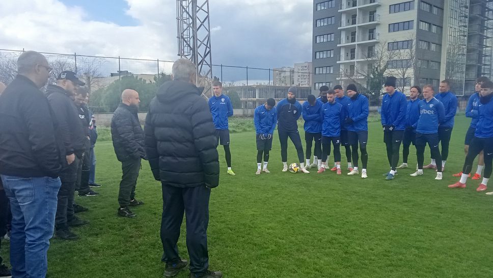 Агитката на "соколите" насърчи играчите