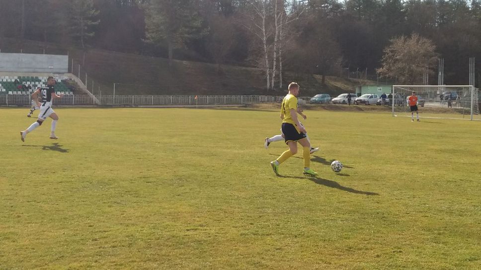 Павликени и Черноломец скъсаха мрежите