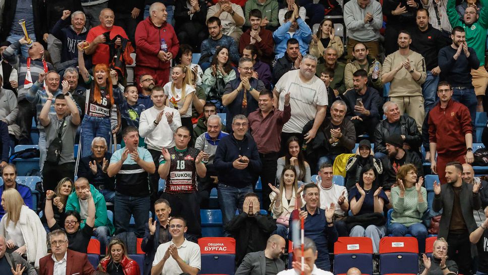 Два автобуса с фенове на Нефтохимик заминаха за Пловдив за решаващия мач с Локомотив Авиа