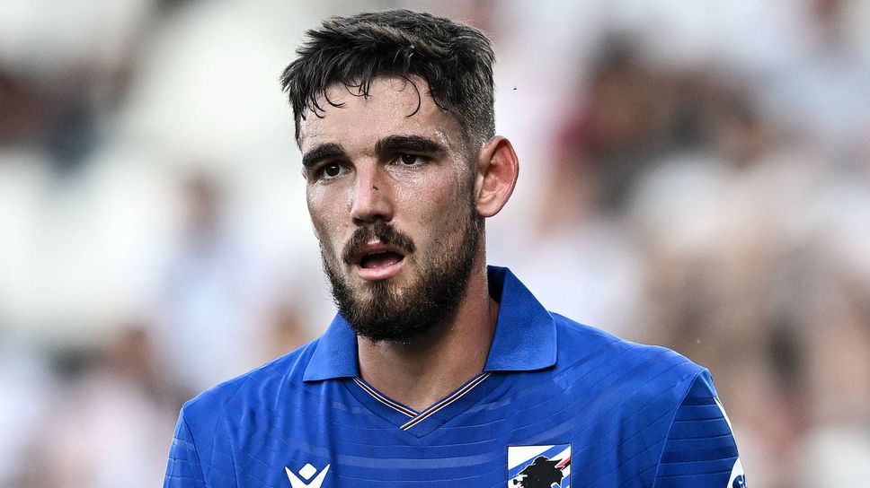 Очакваният нов защитник на Левски пристигна в София