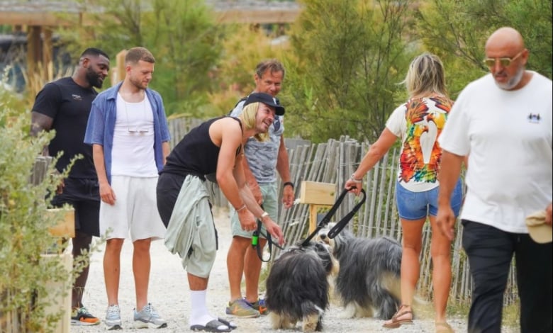 Познахте ли го? Звезда "се маскира" за почивка в Сен Тропе СНИМКИ