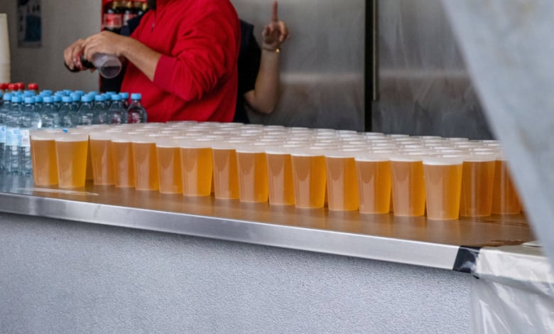 Черпят с бира на корем феновете на изпаднал отбор