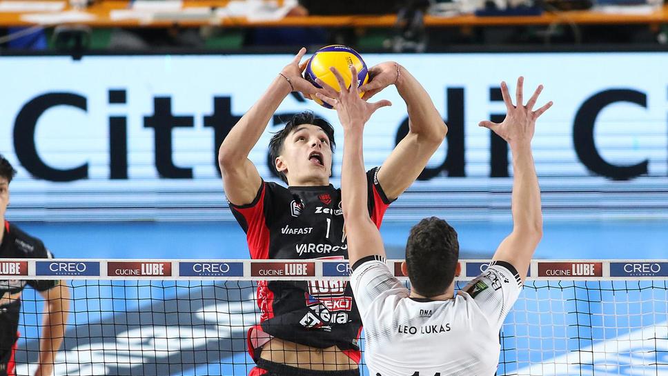 Силната игра на Мони Николов не остана незабелязана от Volleyball World