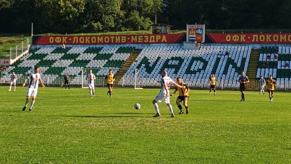 Локо (Мездра) громи в мач с два червени картона