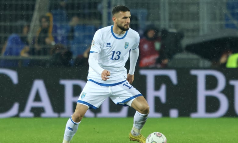 Защитник на ЦСКА скри топката на искан от „червените“