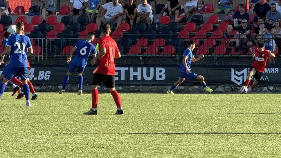 Атлетик повали Левски (Карлово) още преди почивката