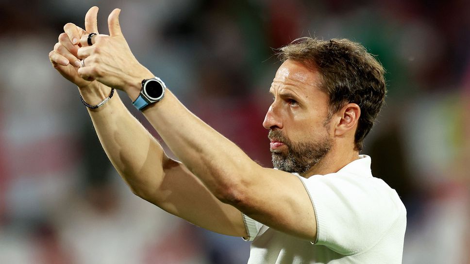 Саутгейт остана доволен от играта, фенове го замеряха с чаши