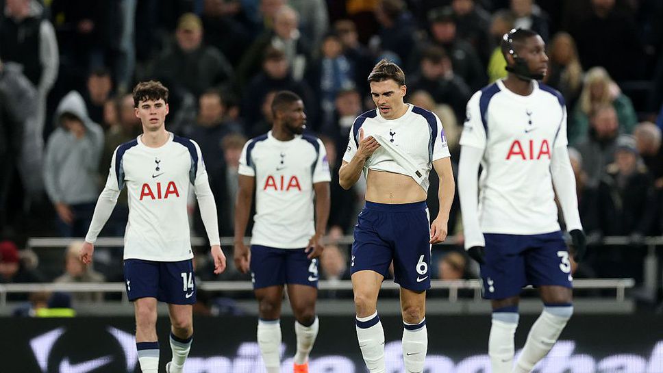 В Тотнъм са провели специална среща след трите поредни загуби и освиркванията от трибуните